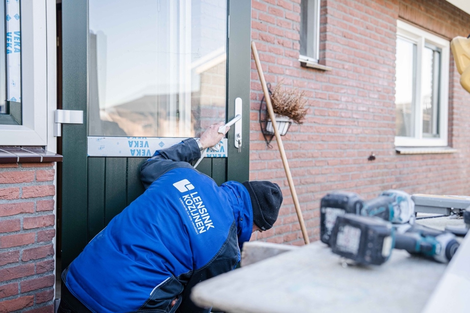 Kunststof deuren kozijnen plaatsen