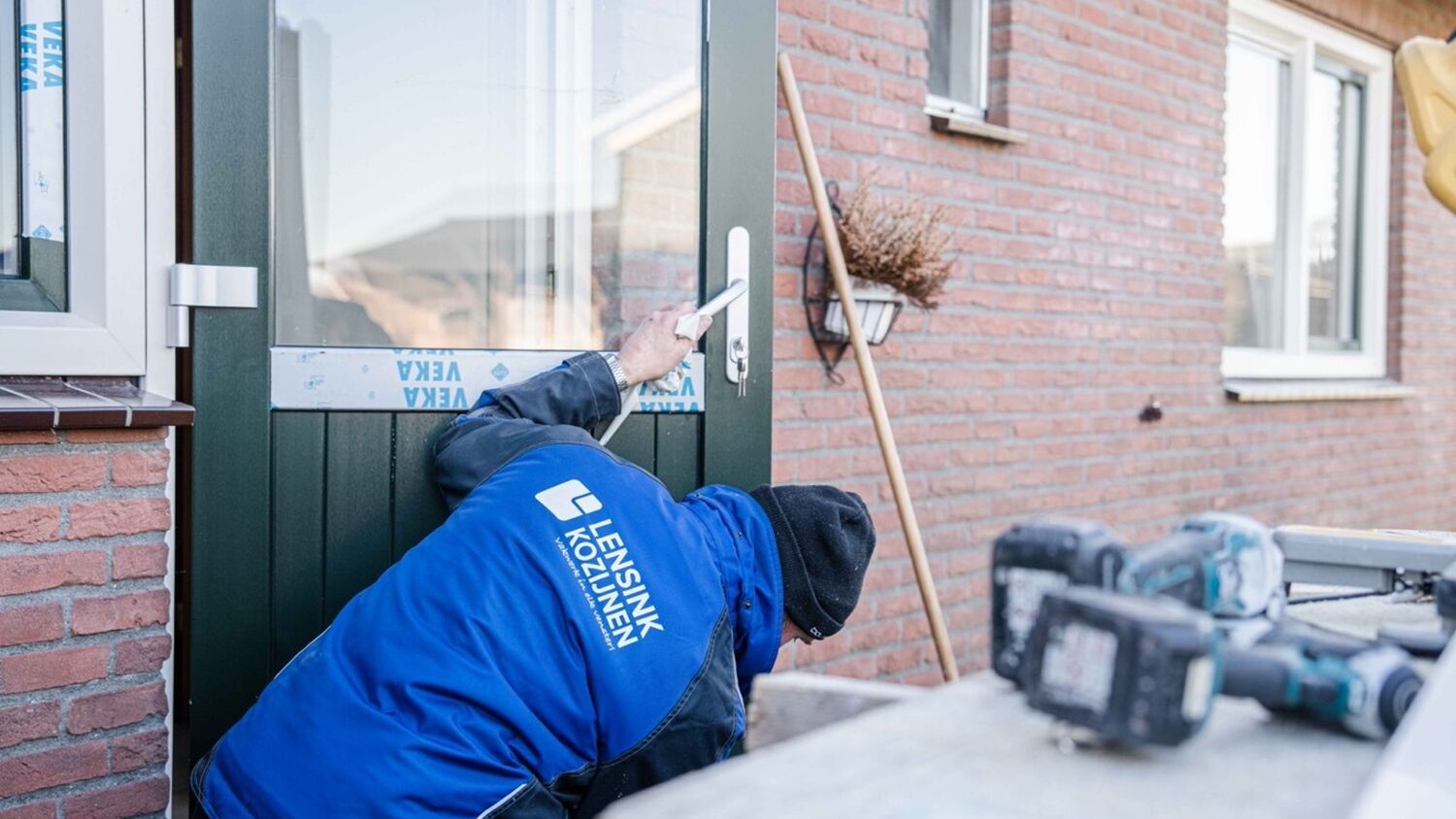 Kunststof deuren kozijnen plaatsen