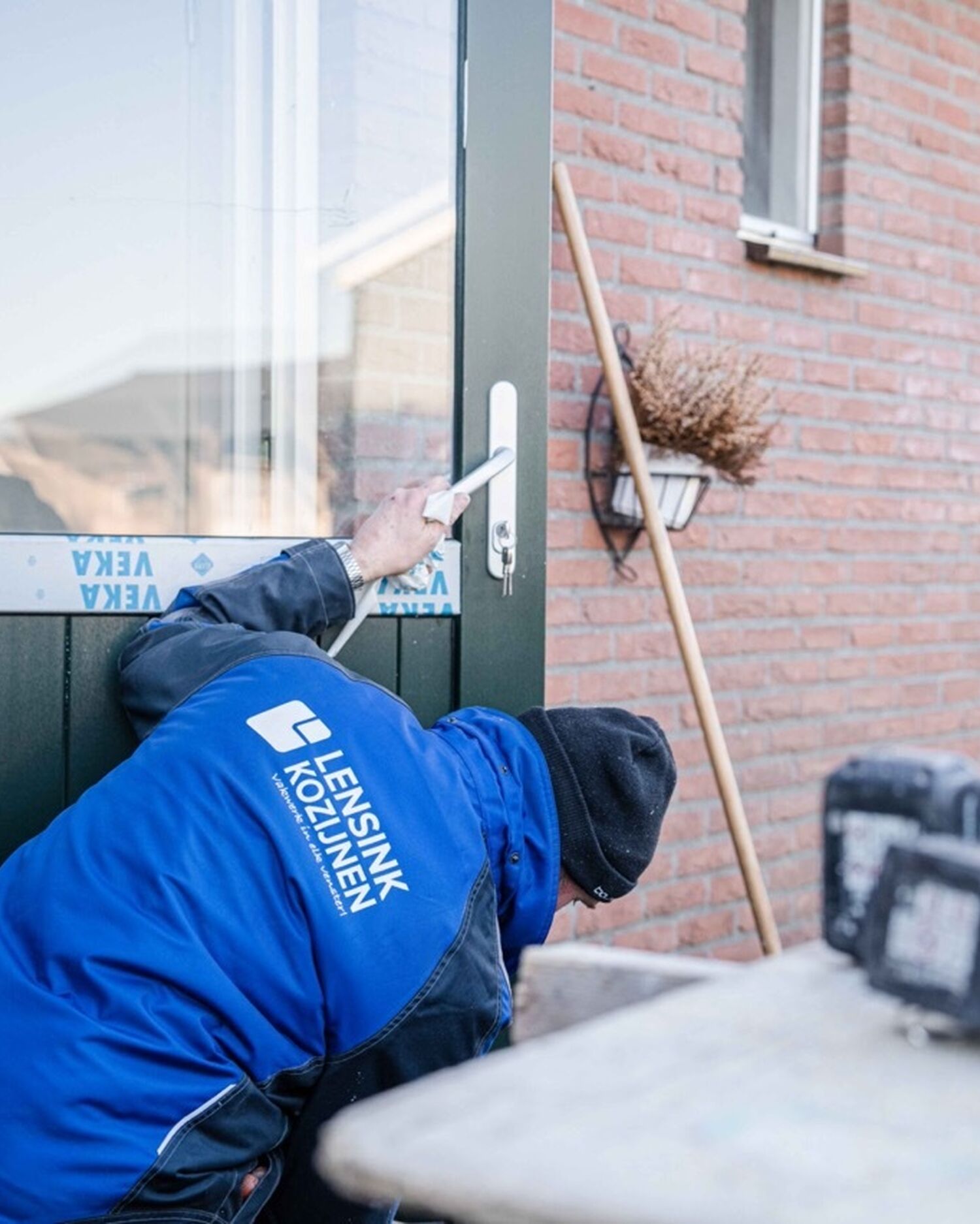 Kunststof deuren kozijnen plaatsen